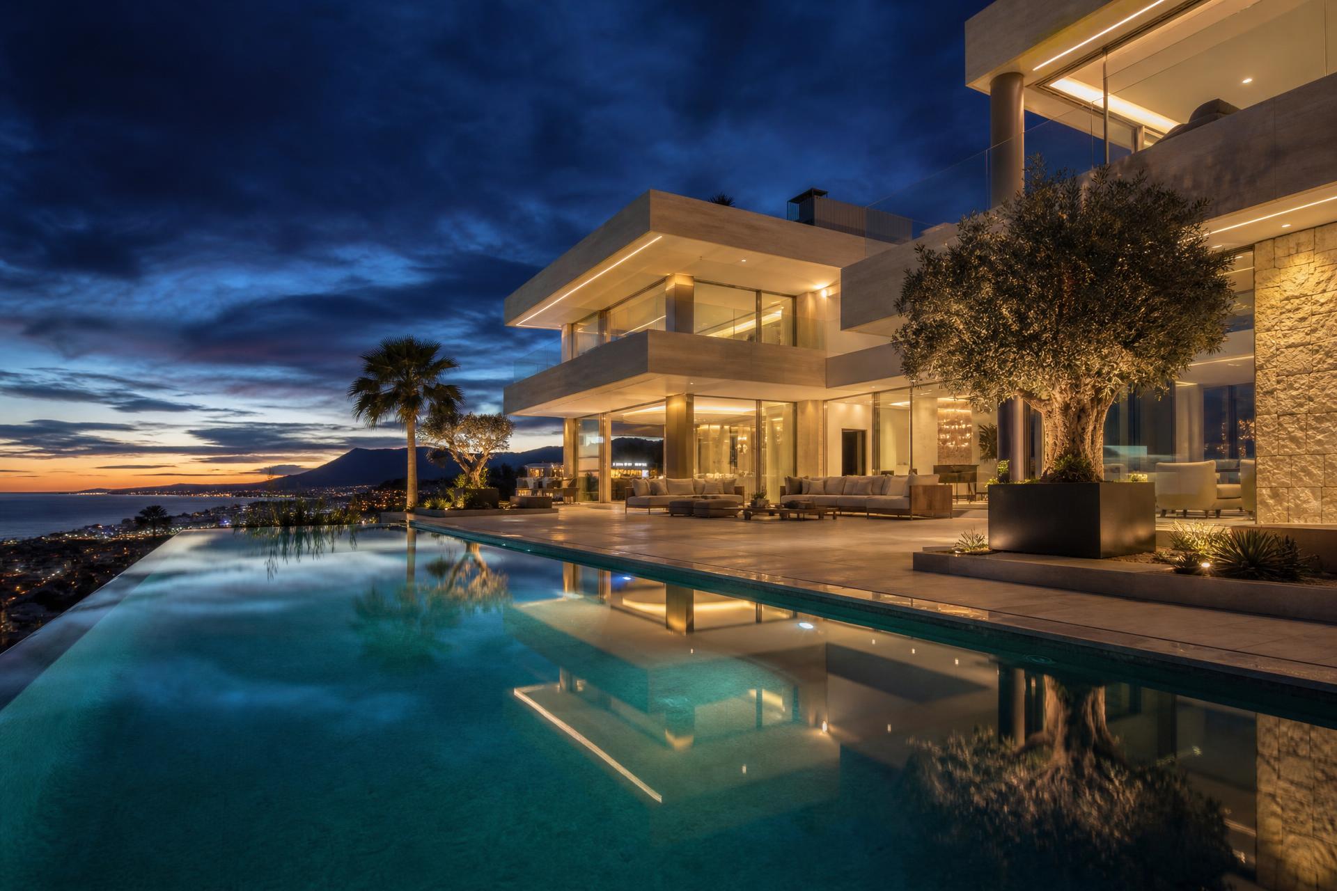 Terraza de una villa de lujo en Marbella al anochecer